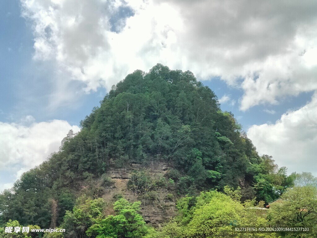 蓝天白云下的青山