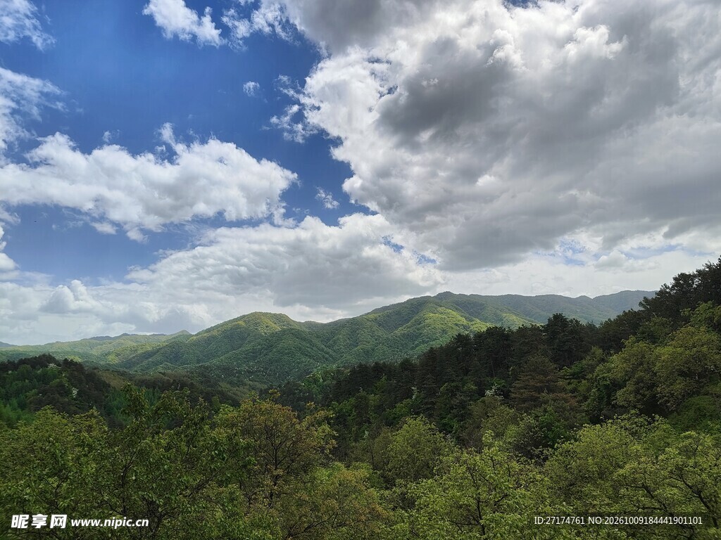 郊野青山云天风光