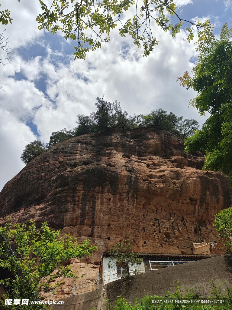 红砂岩崖山野风光