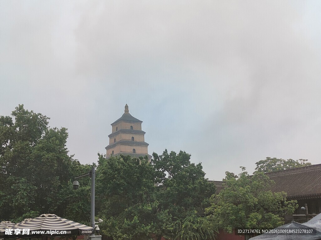 阴天古塔风光