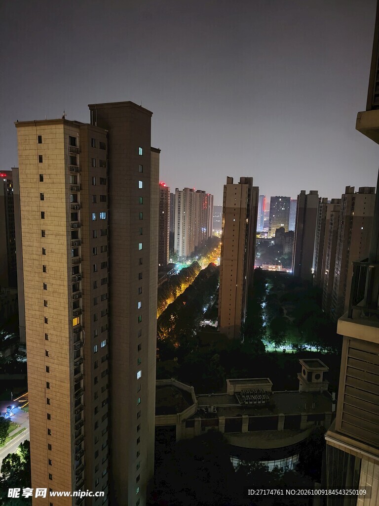 城市高层住宅夜景
