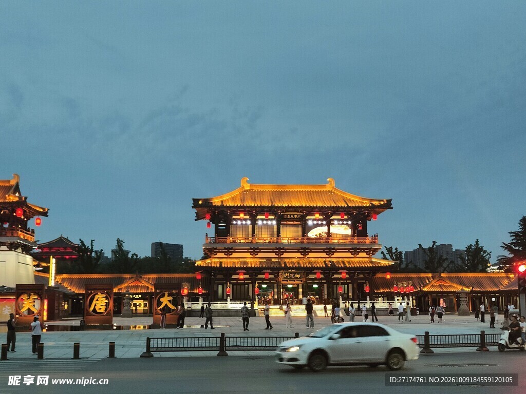 暮色下的古建城楼街景