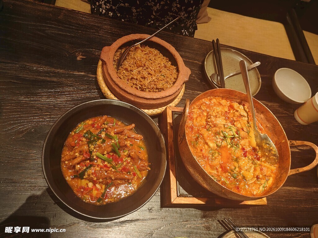 桌上三份砂锅美食