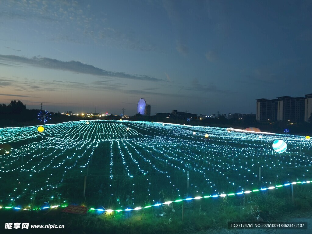 傍晚光伏电站远景
