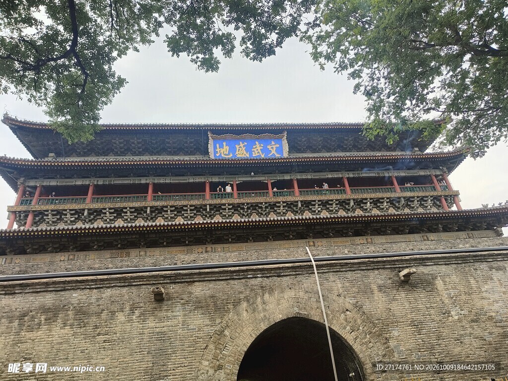 中式古建城楼仰拍