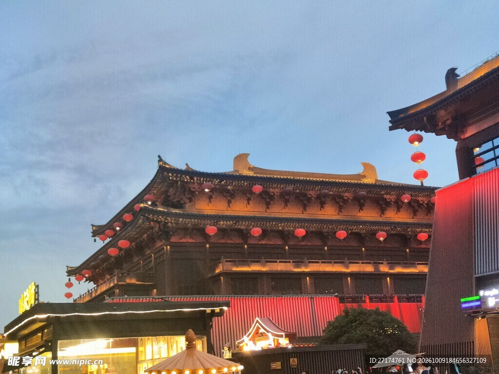 暮色中式古建城楼