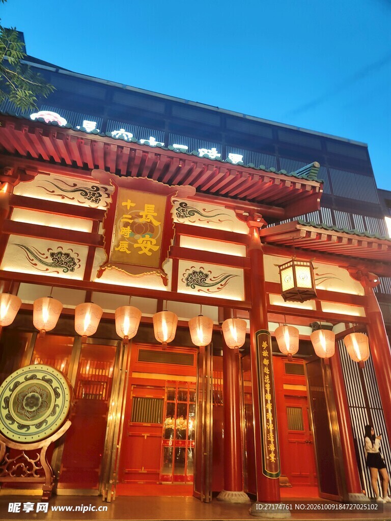 中式古典门楼夜景