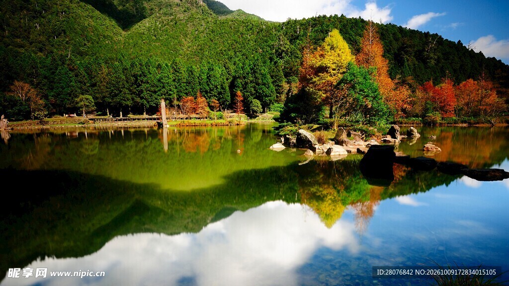 秋日湖光山林盛景