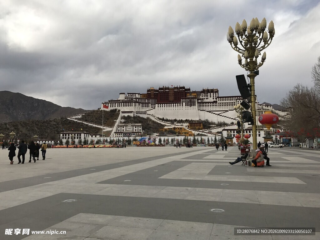 广场远眺山巅藏式建筑