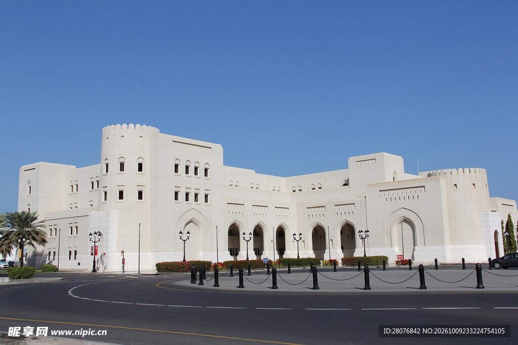 蓝天下的白色大型建筑