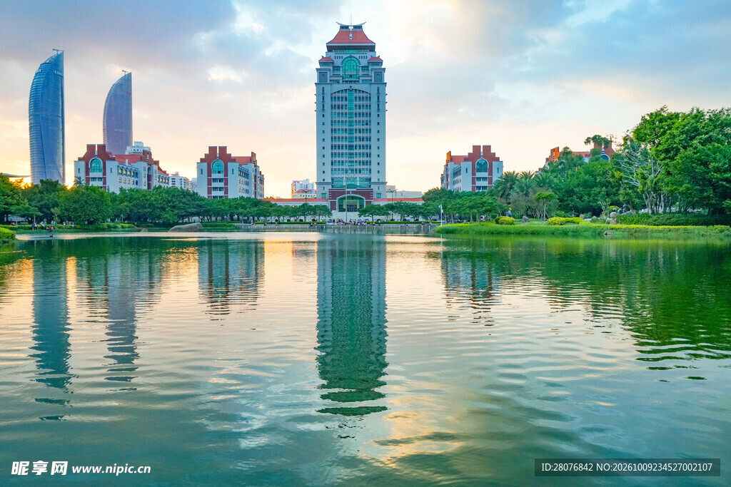 湖畔城市建筑倒影美景