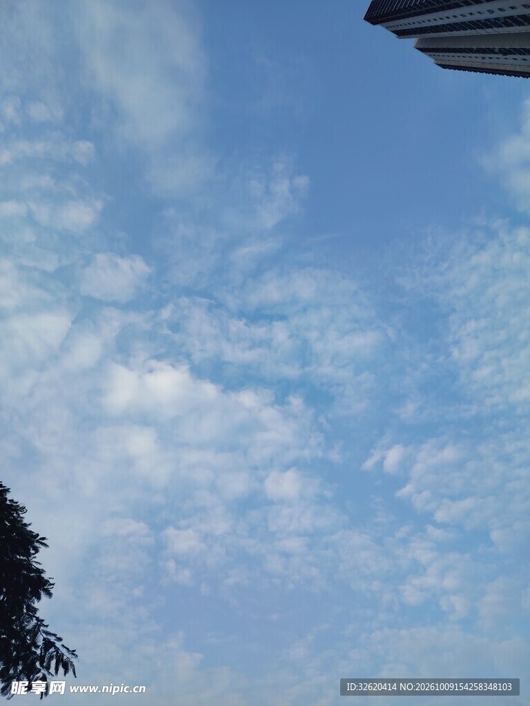 晴日蓝天薄云景象