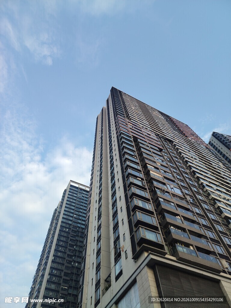 仰拍城市高层住宅建筑