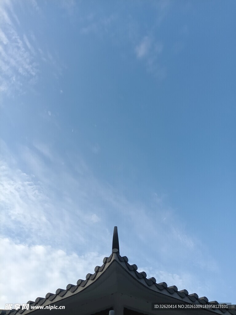 古建檐角映蓝天