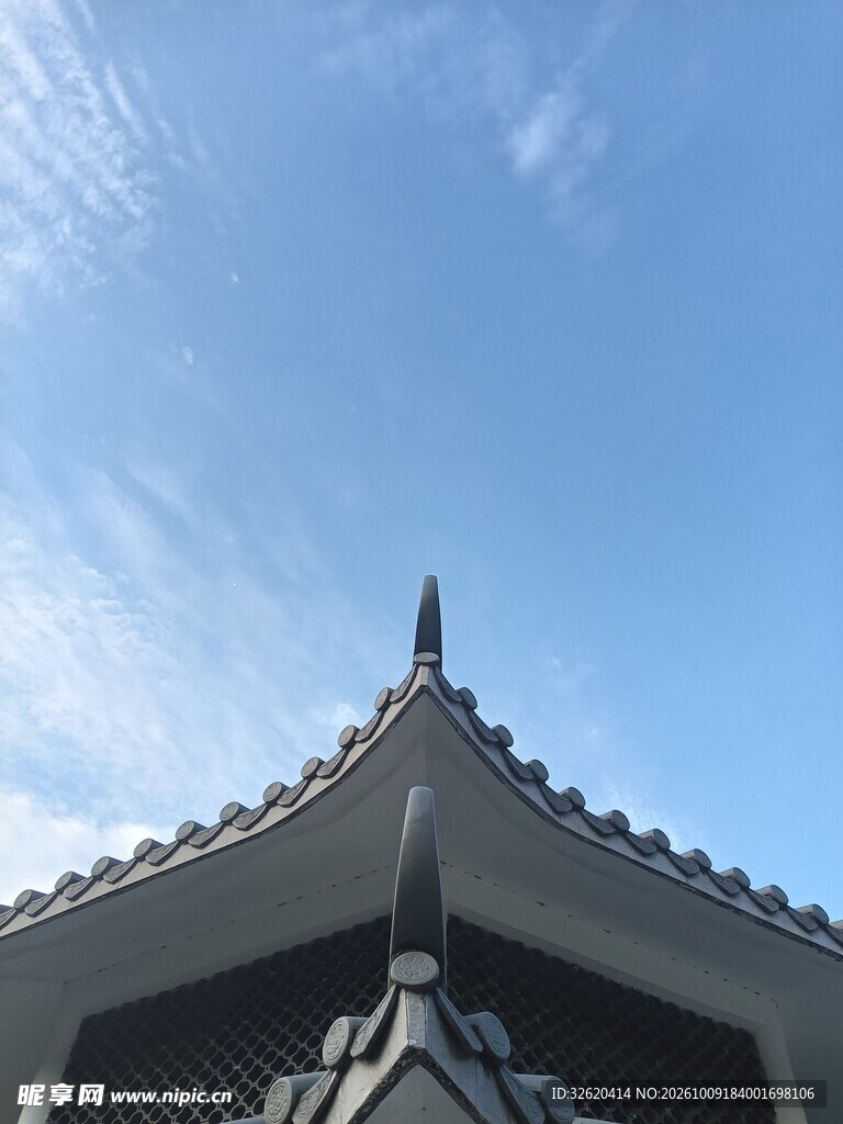 古建檐角映蓝天