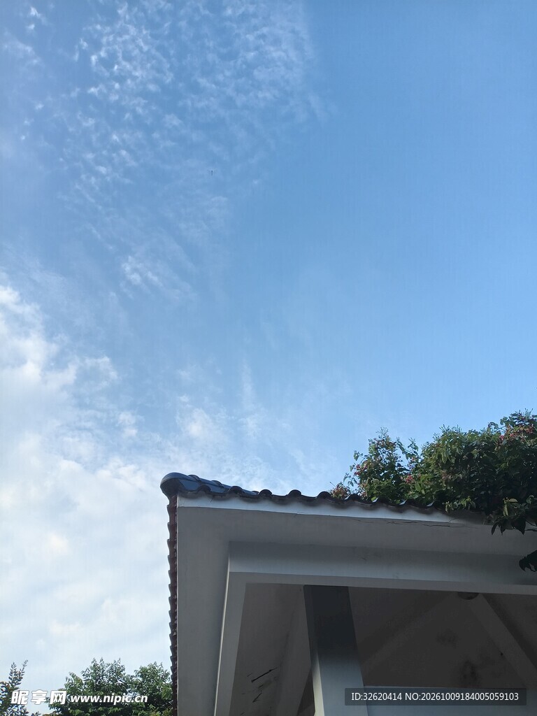 晴空下的建筑檐角