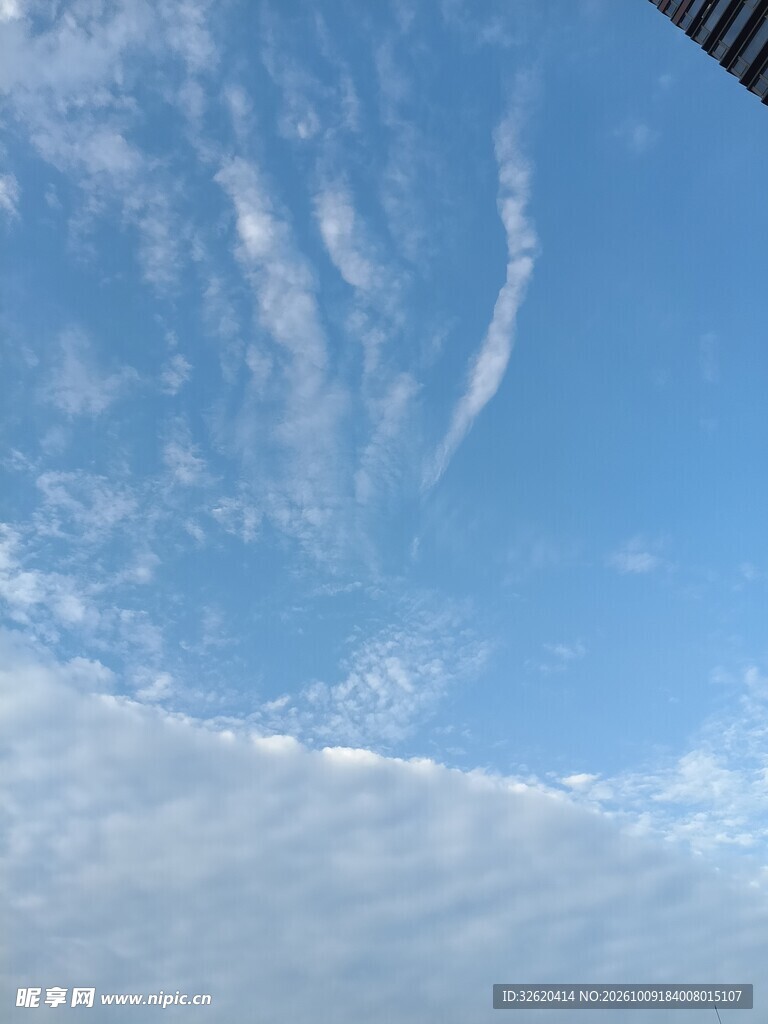晴朗蓝天丝缕白云