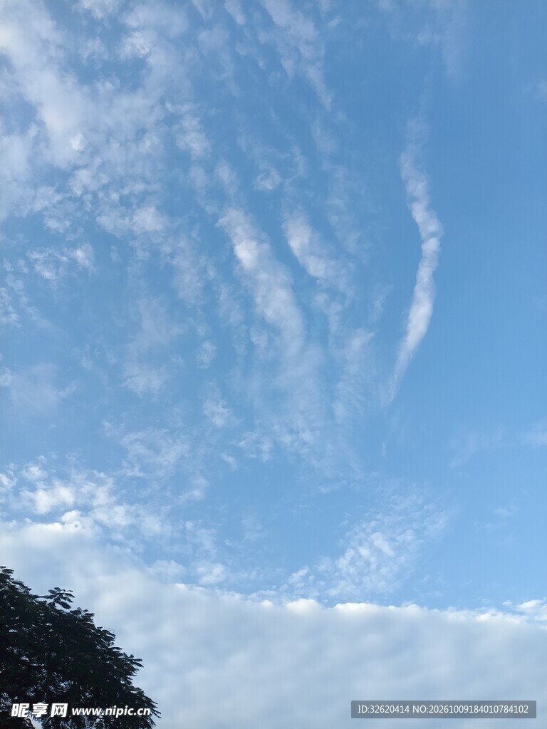 蓝天晴云自然风景
