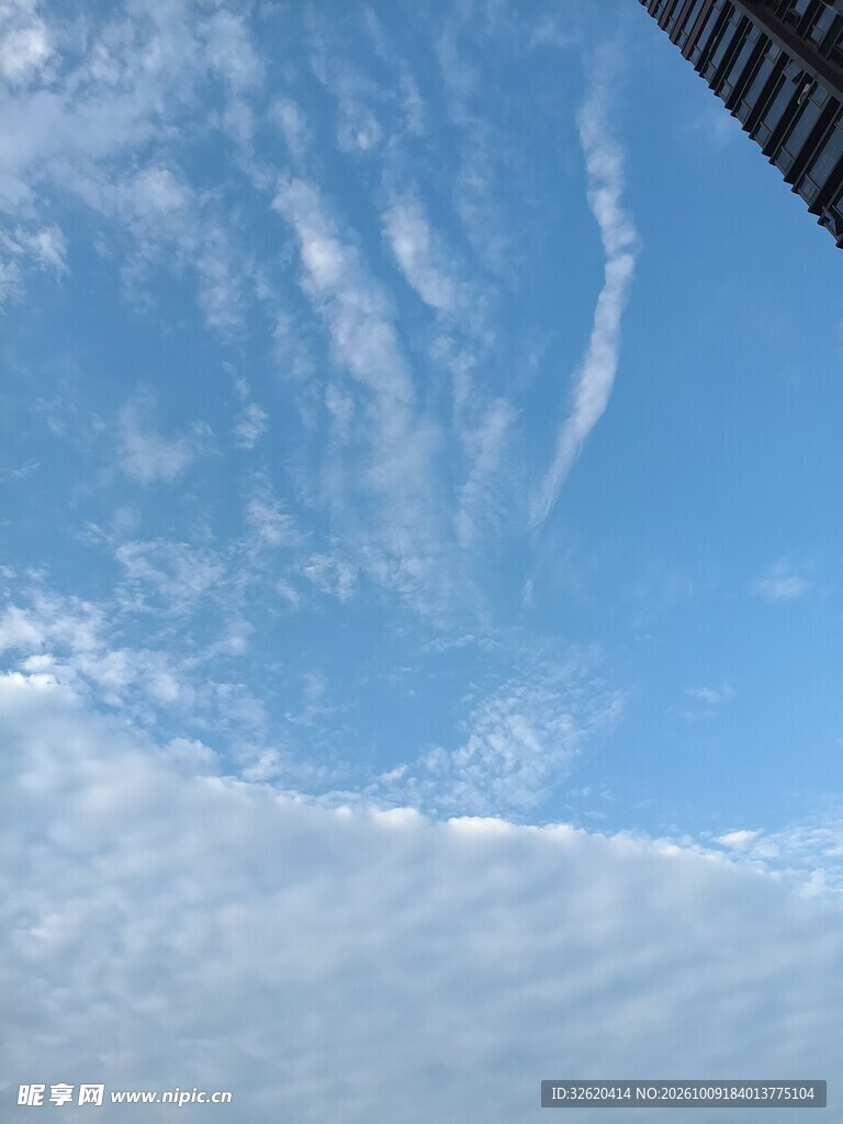 晴朗蓝天丝絮白云