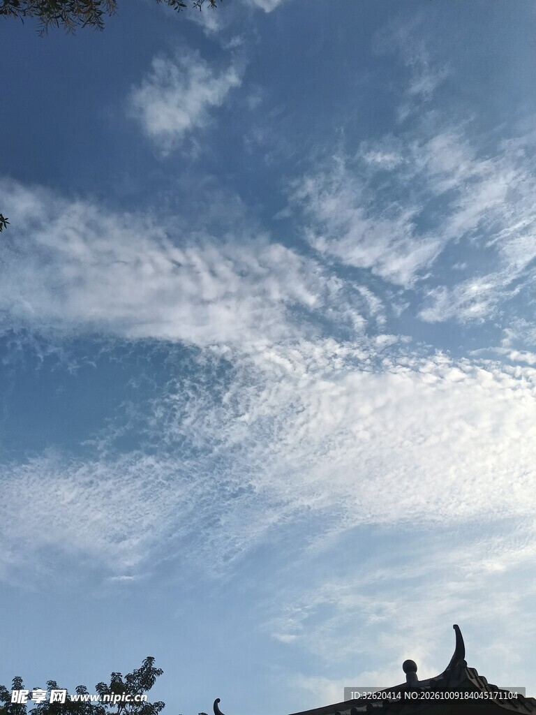 蓝天薄云下的古建檐影