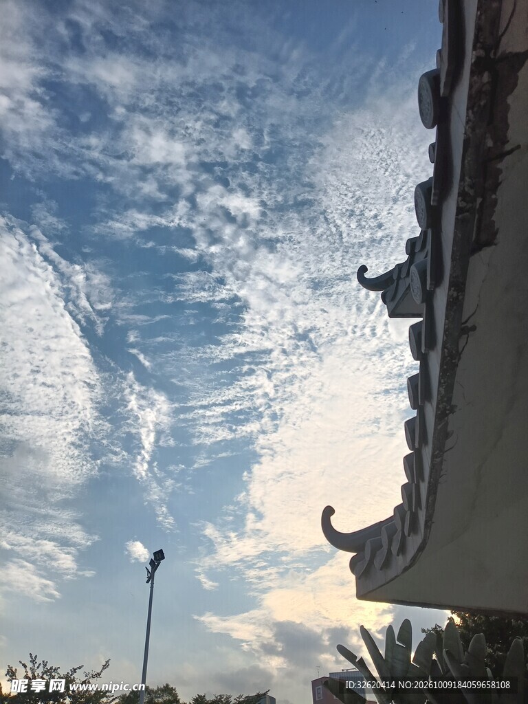 飞檐映晴空流云