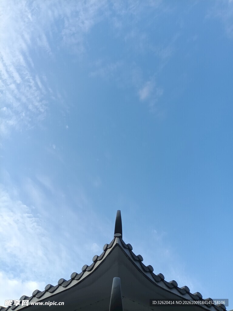 蓝天下的古建檐角