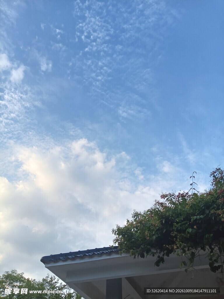 晴朗蓝天屋角小景