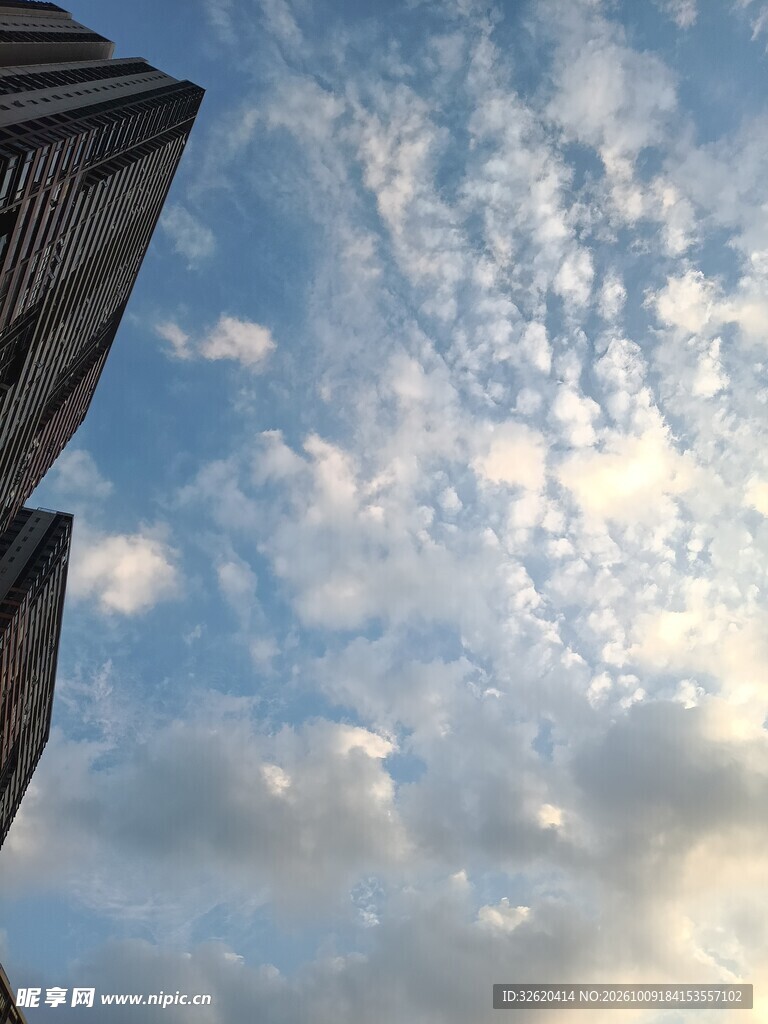 仰拍建筑与蓝天白云