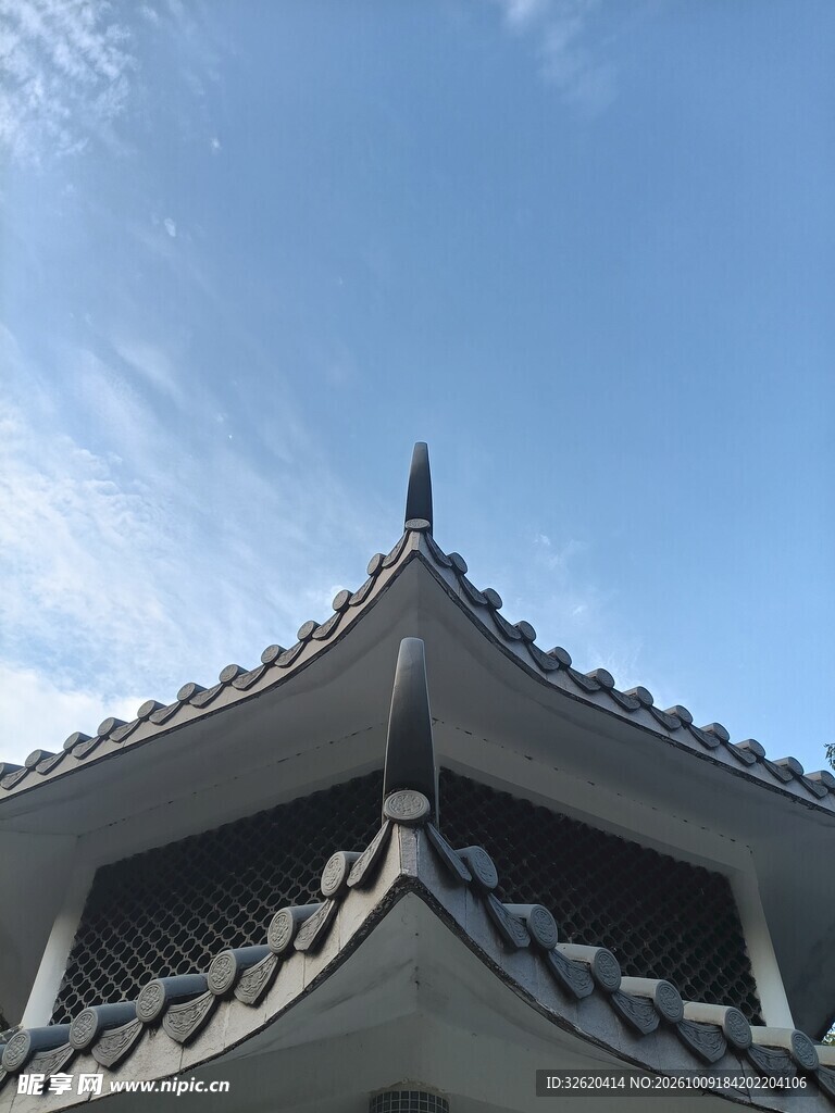 古建飞檐仰拍晴空