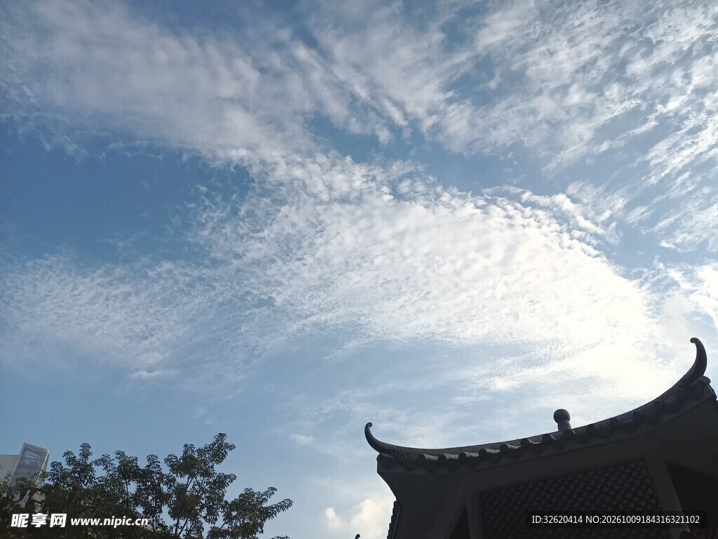 晴空下的中式古檐