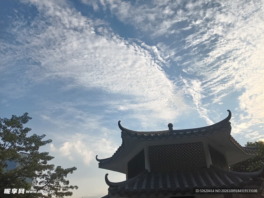 古建飞檐晴空云景