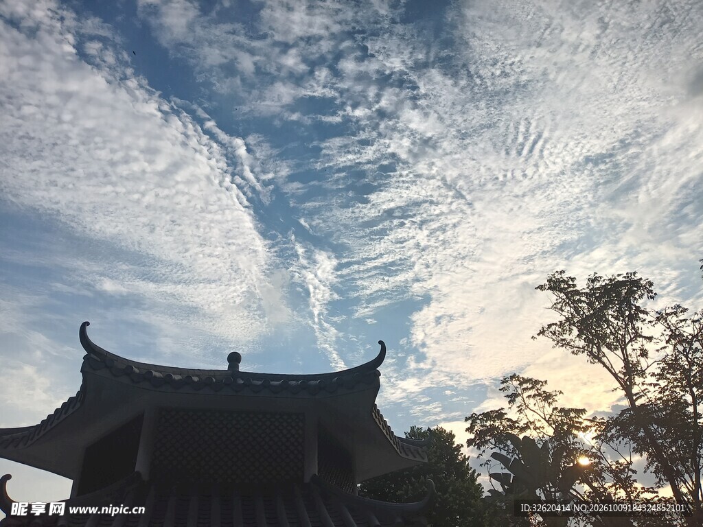 古建檐角云天景致