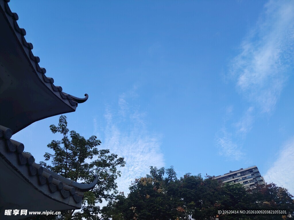 古建檐角望晴空