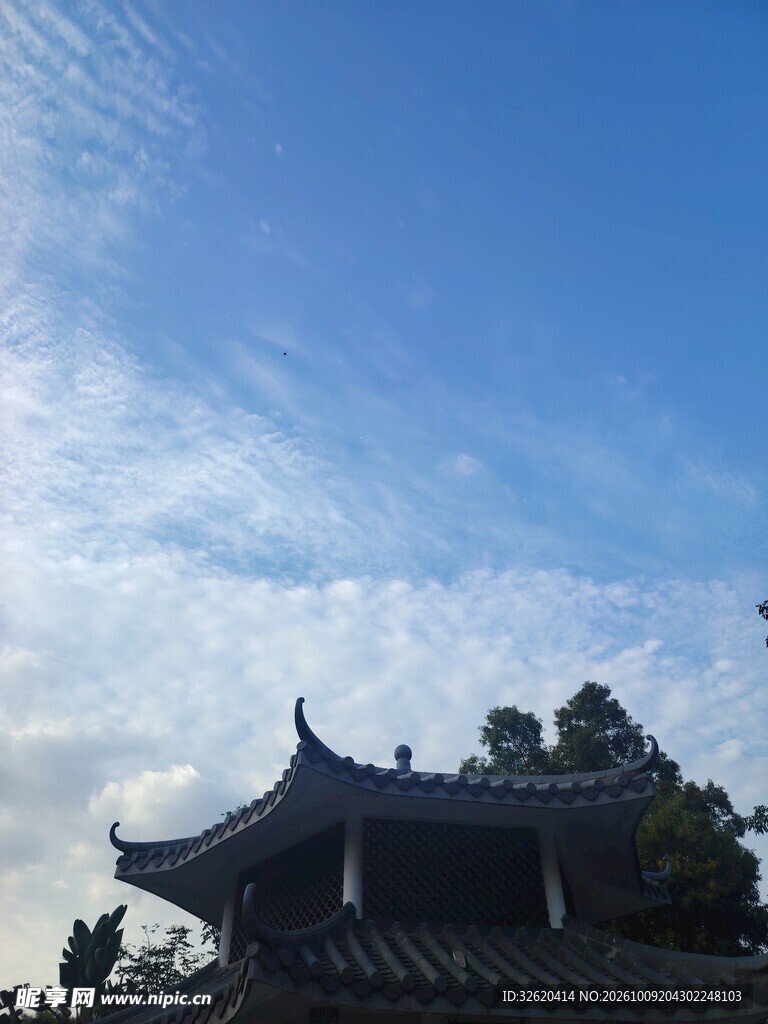晴空下古建飞檐剪影
