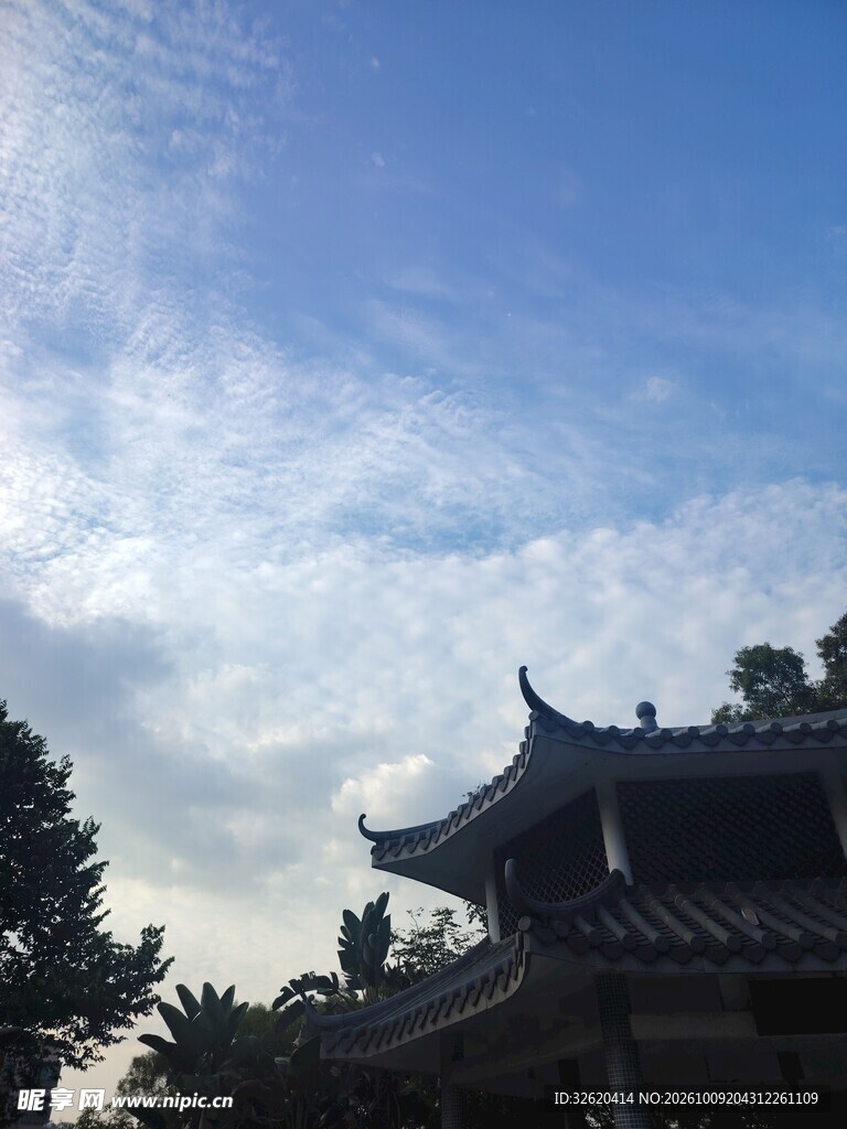 古建飞檐映晴空