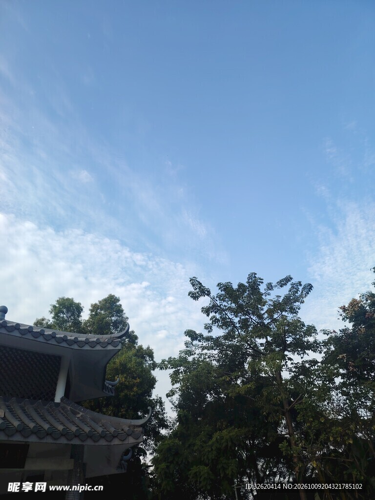 蓝天古建绿树风光