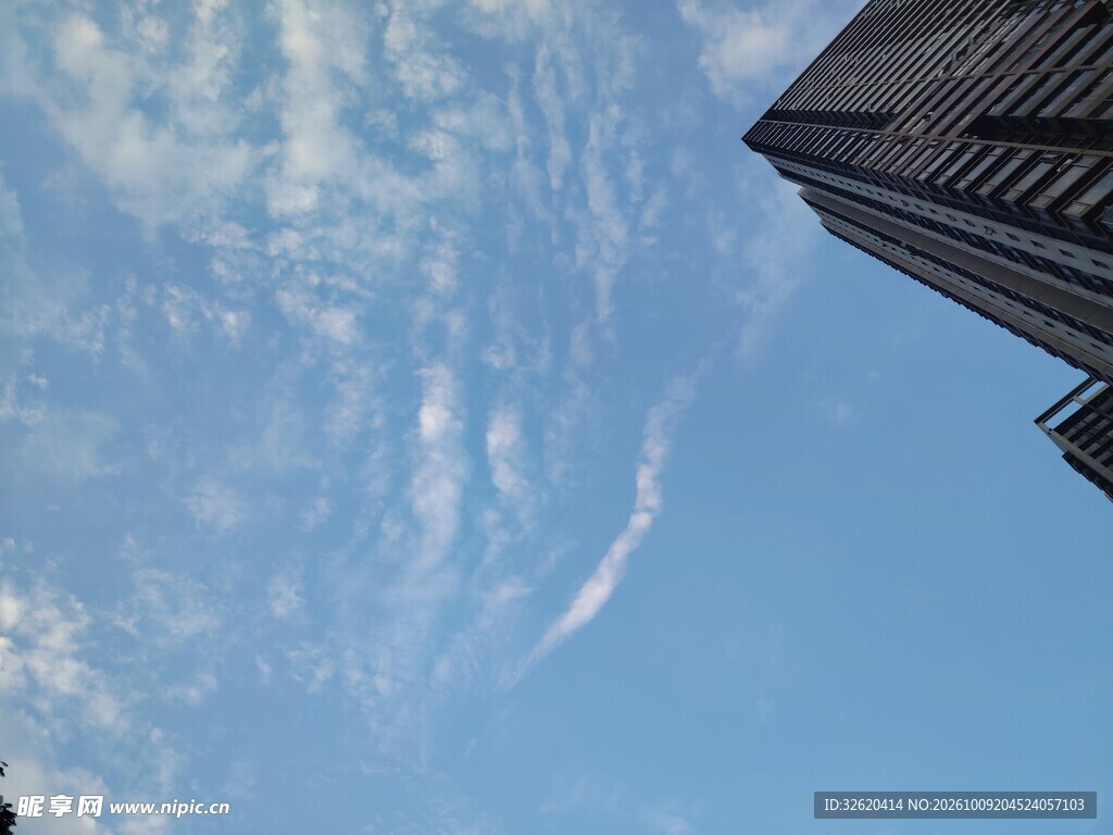 晴空云絮古建一角