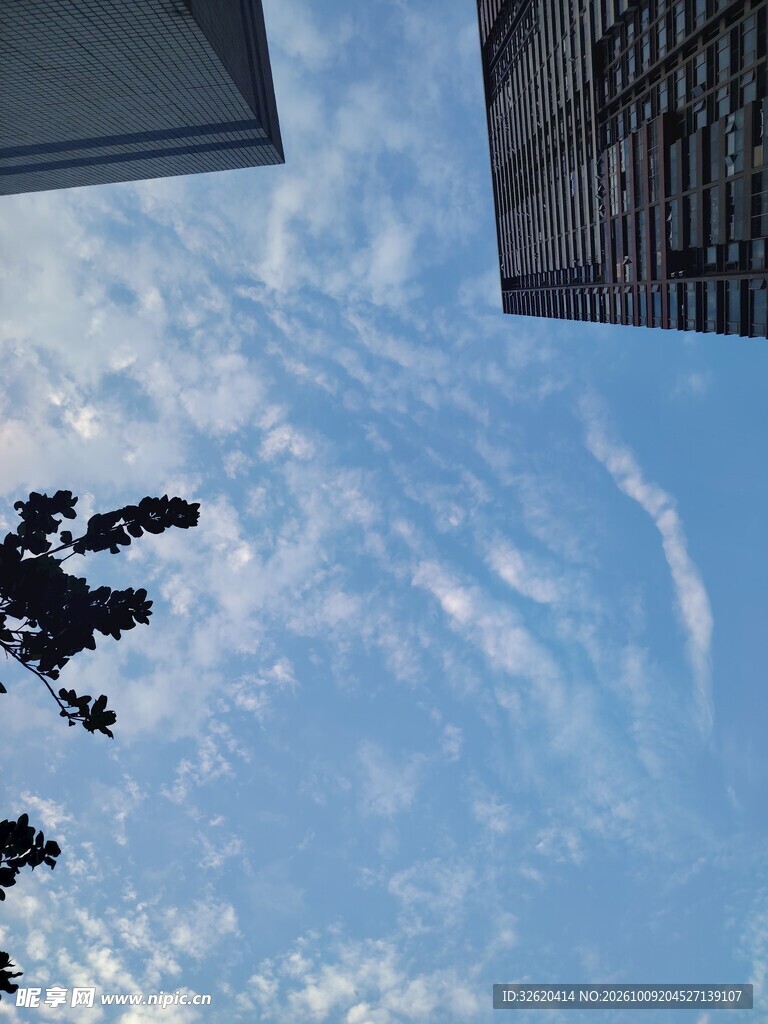 窗边晴空七彩云