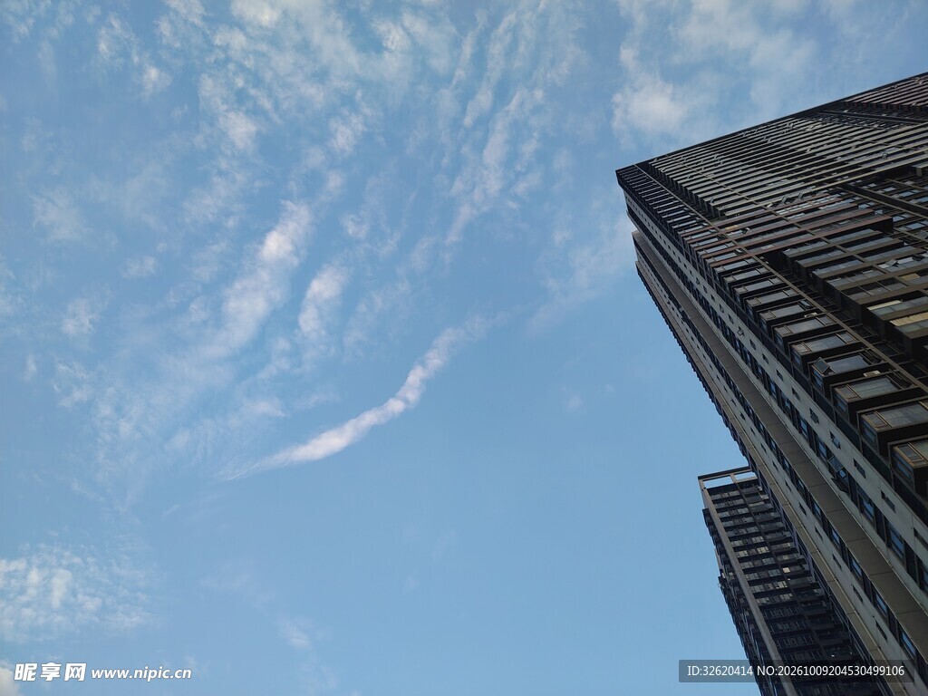 仰拍蓝天旁的高楼