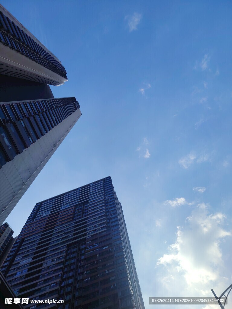 仰拍城市高楼蓝天