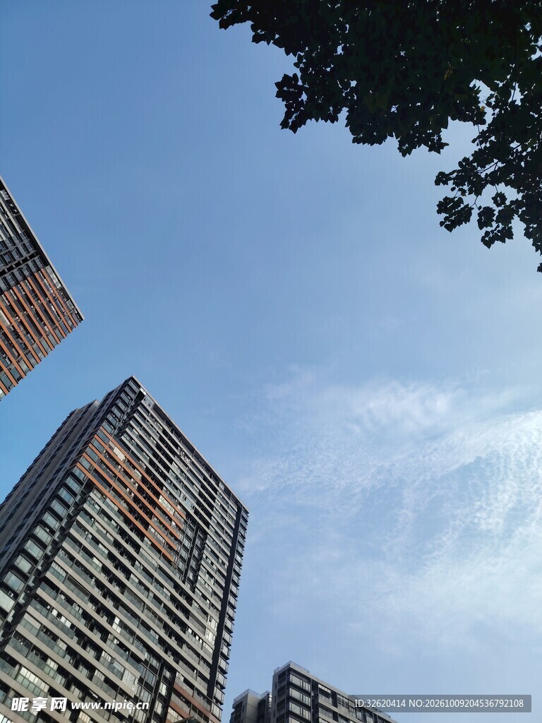 晴空下仰拍城市高楼