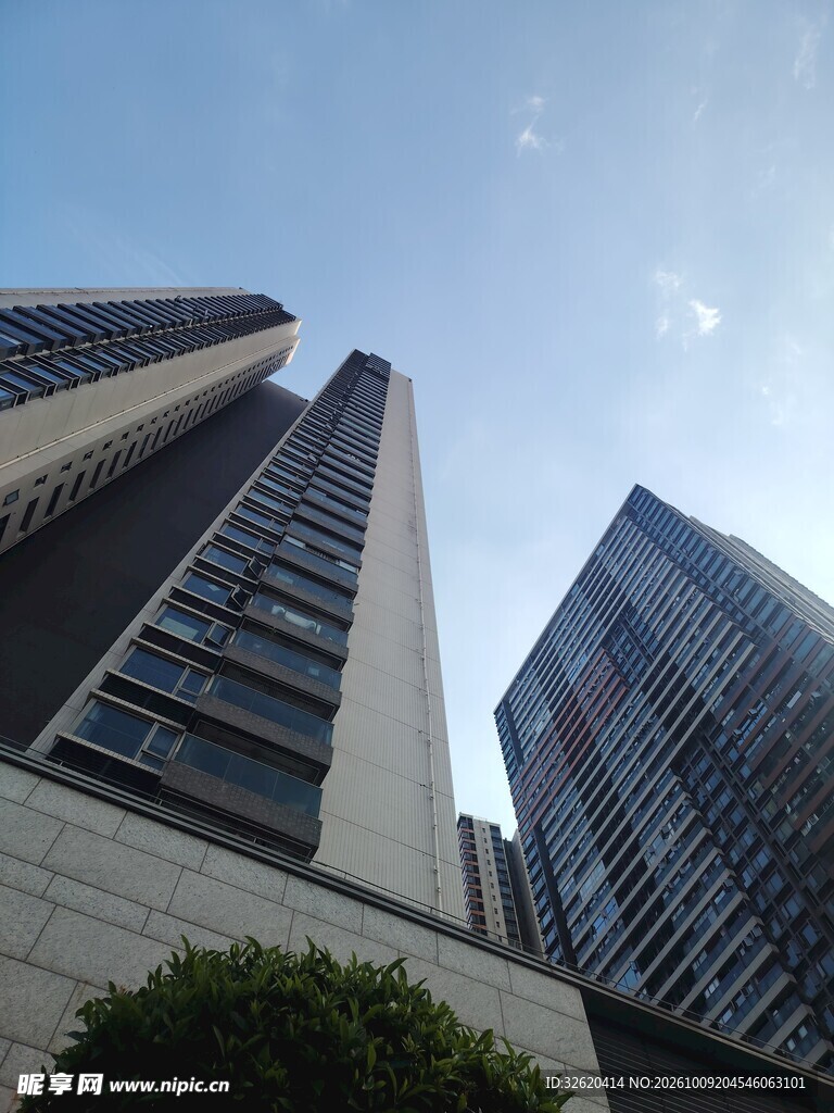 仰拍城市高层楼宇