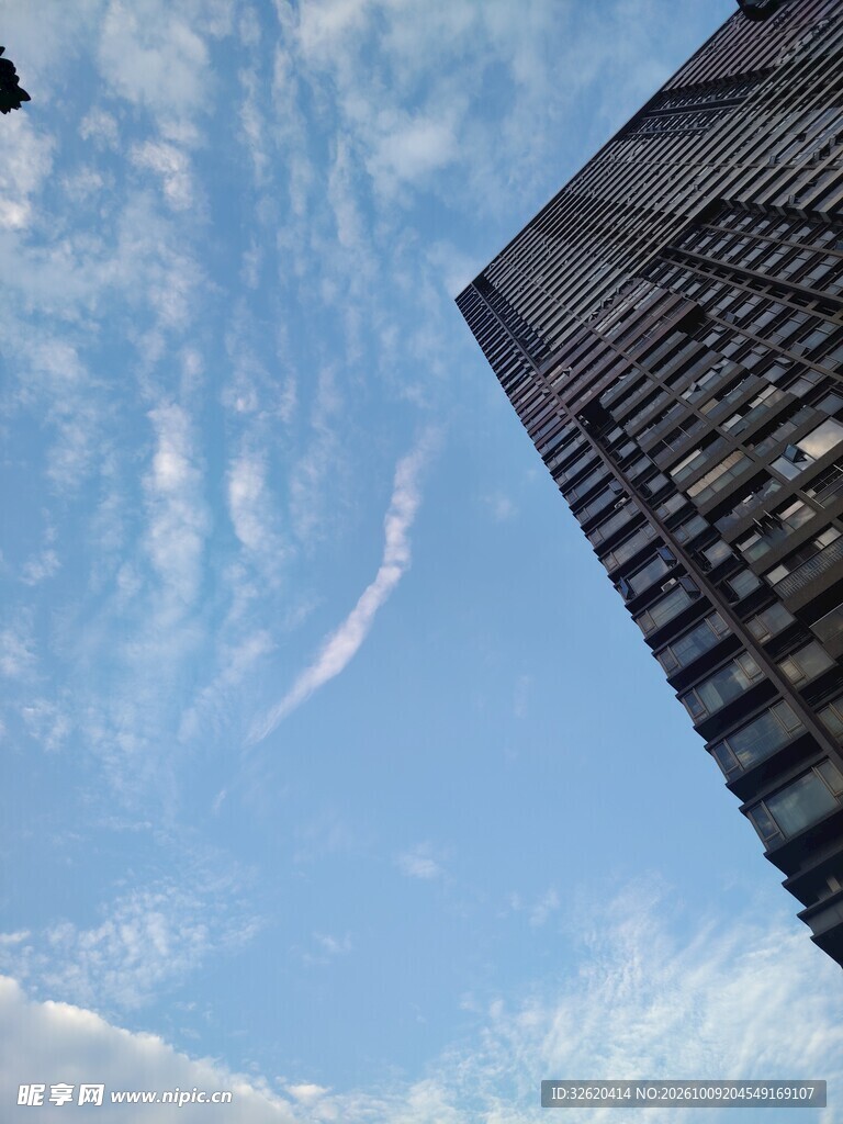 晴空下的摩天高楼