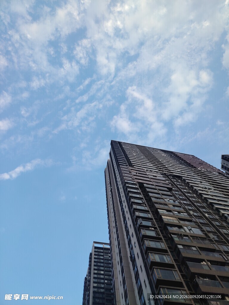 仰拍晴空下的高层楼宇