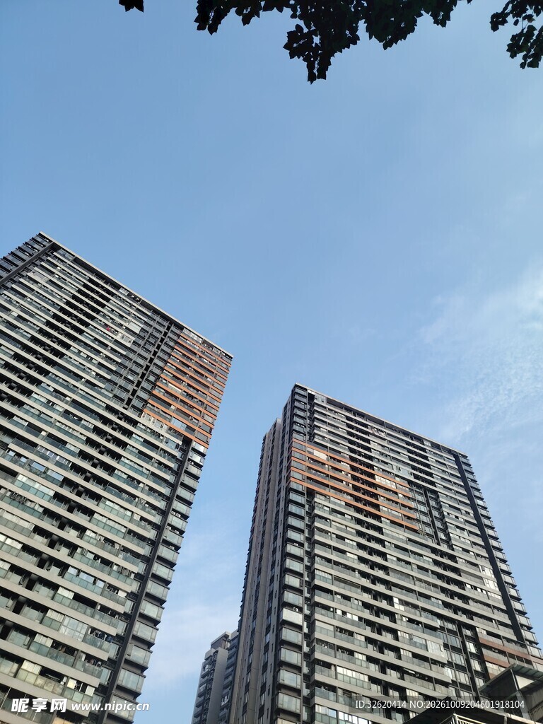 仰拍城市高层住宅