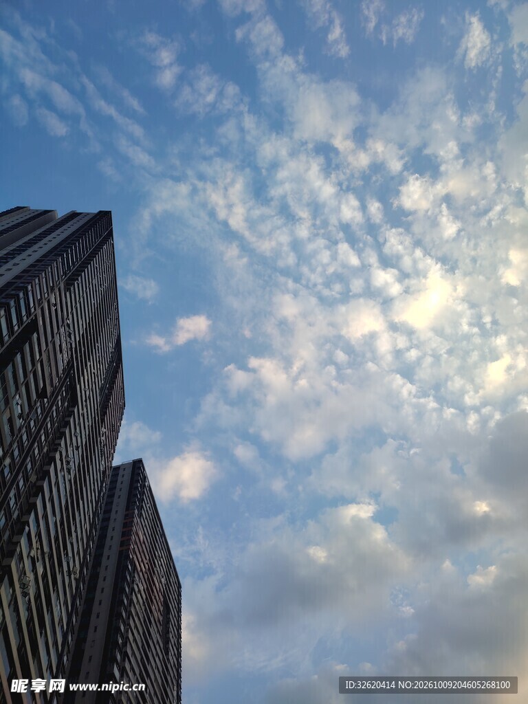 高楼仰拍蓝天白云