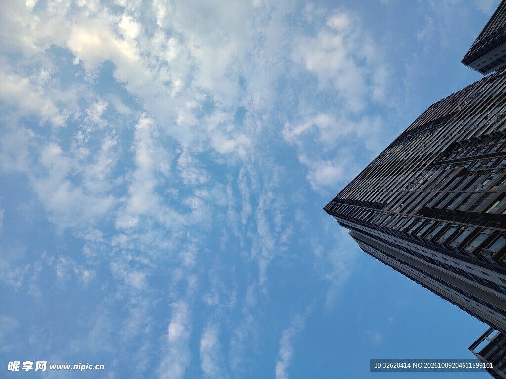 仰拍晴空下的高楼