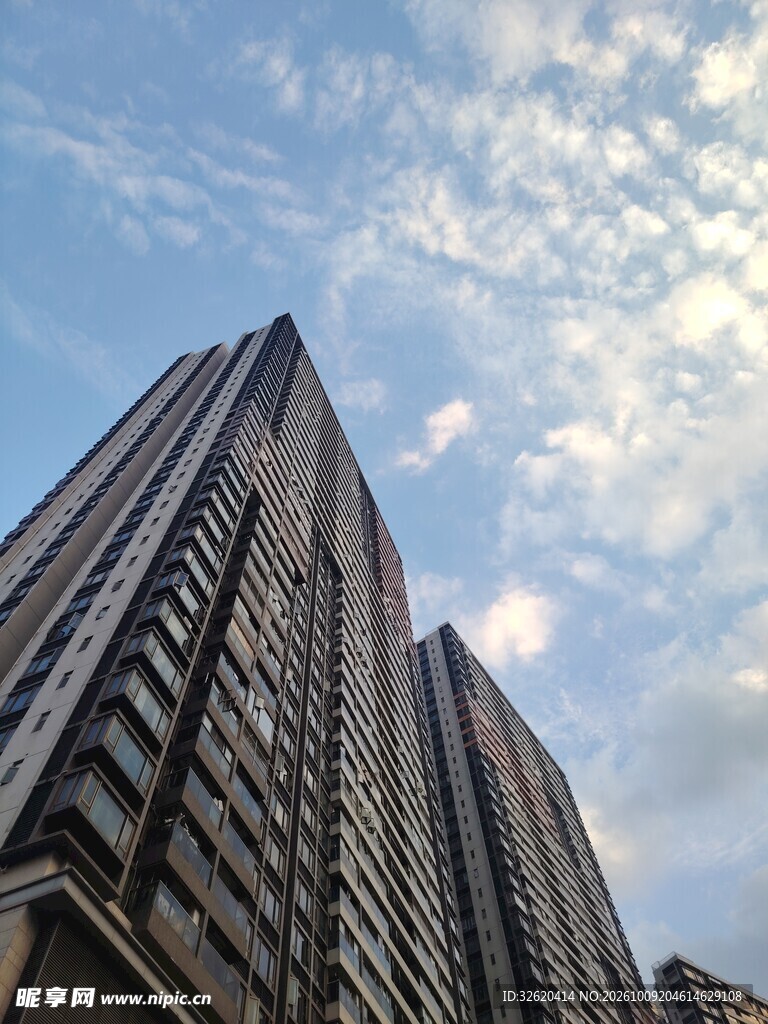 仰拍城市摩天大楼