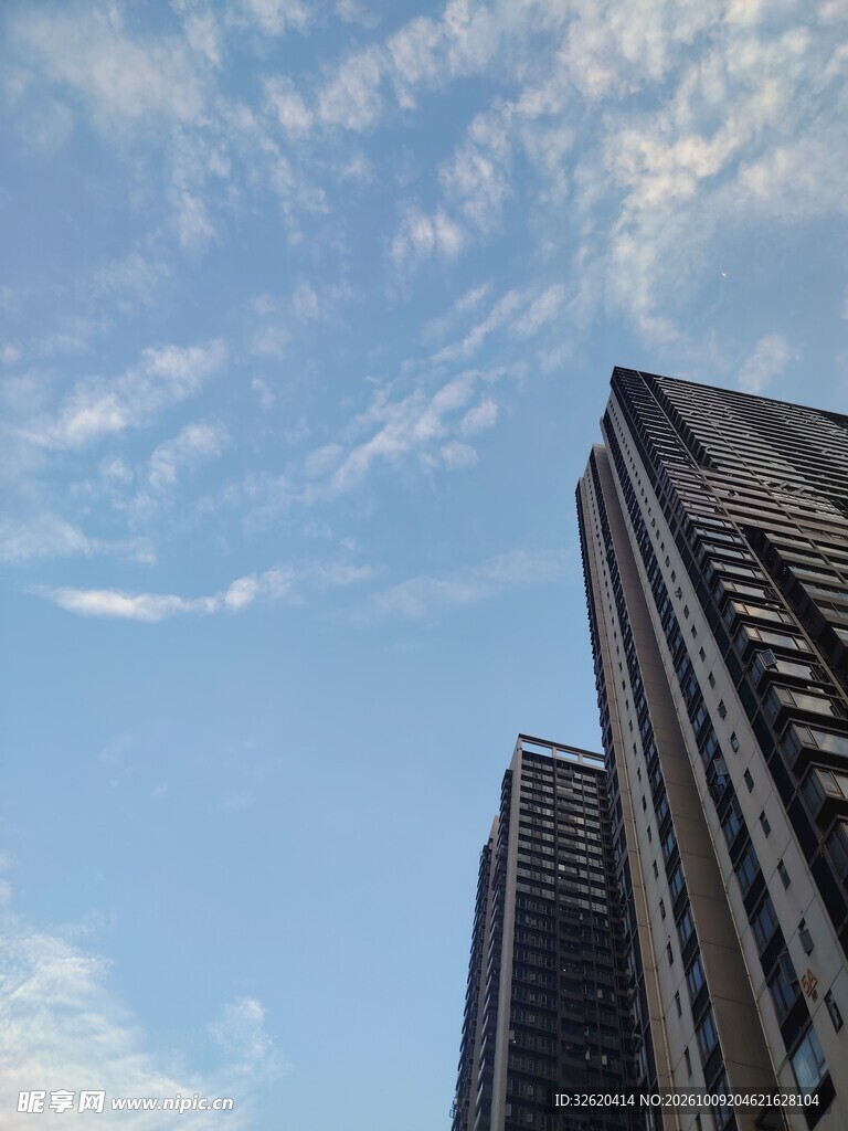 晴日仰拍城市高楼