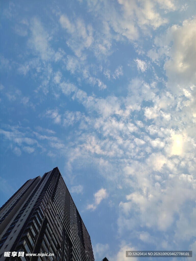 晴空下仰拍高楼